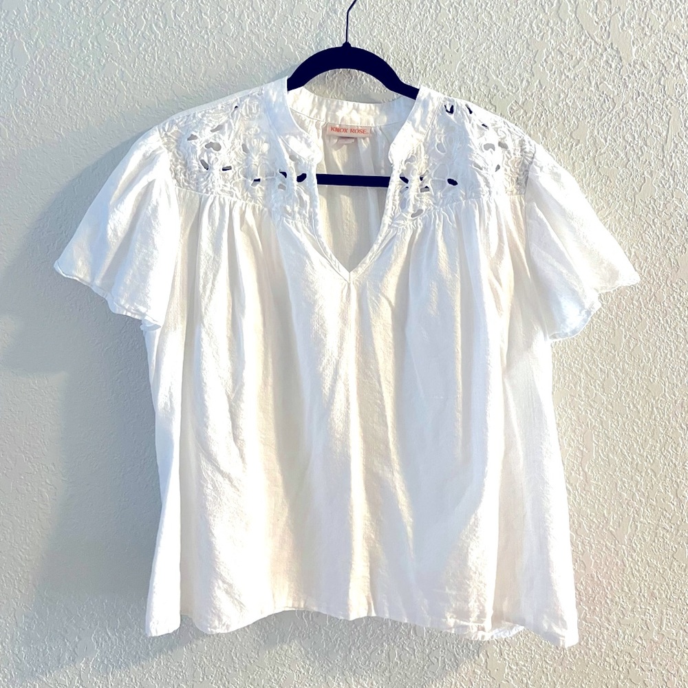 White Knox Rose Short Sleeved Top with Floral Detail! XL
